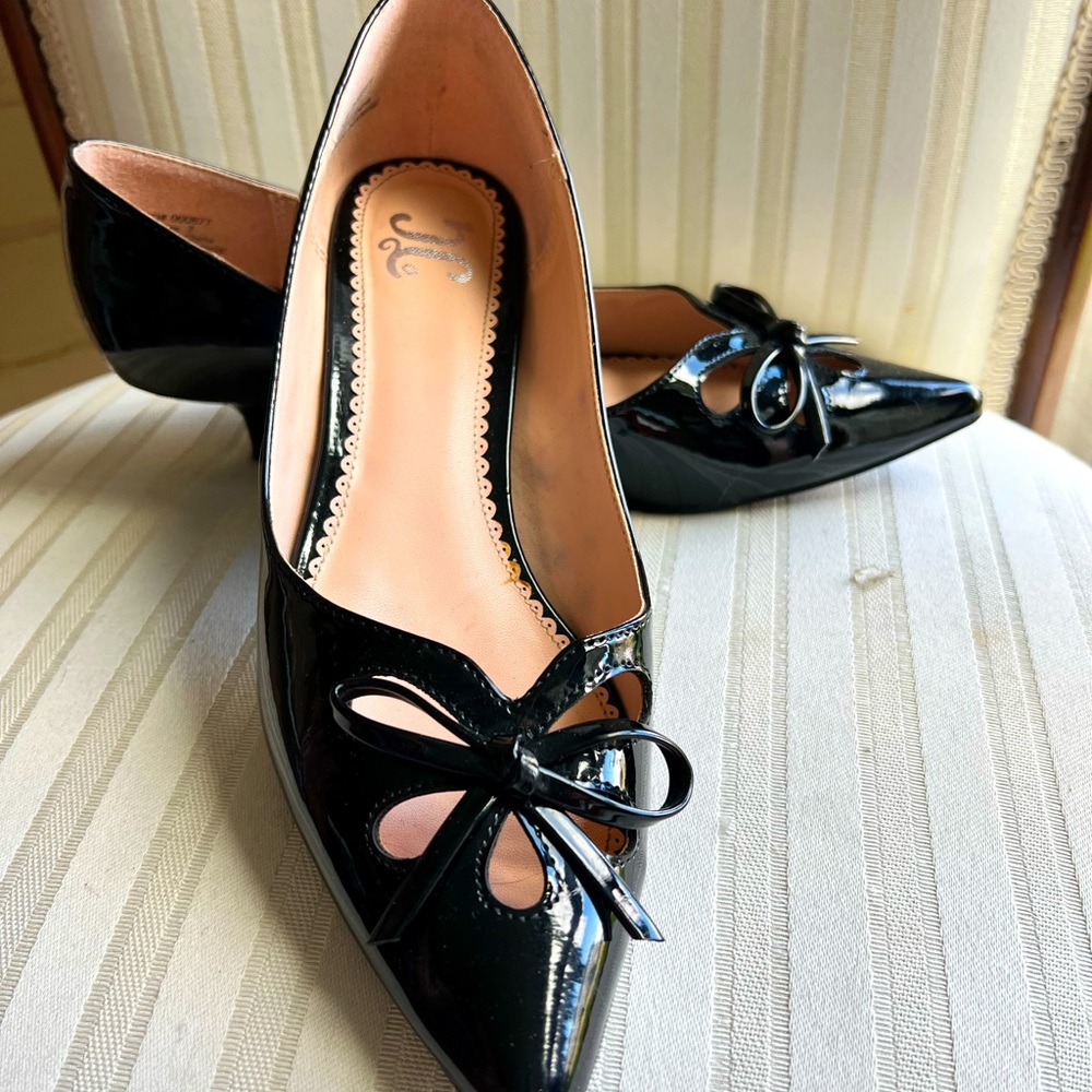 Brand New Cutest Black Patent Leather Kitten Heel Pump.